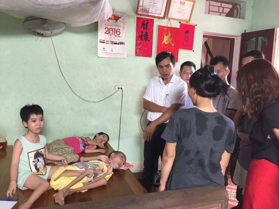 Thầy Dương Thăng Long – Chủ nhiệm khoa CNTT đang thăm hỏi gia đình bạn Dương Đắc Khanh
