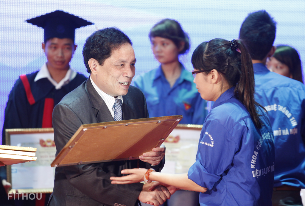 TS Lê Văn Thanh đang trao giấy khen và phần thưởng cho SV khoa CNTT