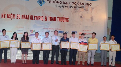 Thầy Đinh Tuấn Long, Nguyễn Thanh Tùng đang nhận bằng khen cùng của Bộ GDĐT