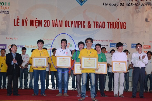 Sinh viên Nguyễn Đông Đức (trong khoanh màu xanh) đang nhận giải