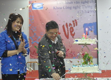 Tưng bừng sinh nhật FITHOU tuổi 19